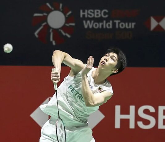 Eogene Ewe competes against fellow Malaysian Lee Zii Jia during their opening-round match at the 2026 Korea Masters badminton tournament. (Photo: Bernama)