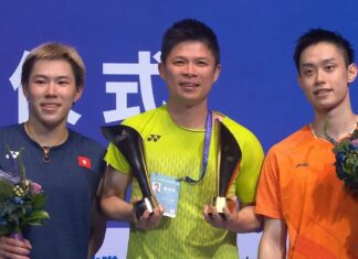 Wong Choong Hann (center) celebrates with his protégés Jason Gunawan (right) and Lee Cheuk Yiu after they created Hong Kong’s first all-Hong Kong men’s singles final of the BWF World Tour era, with Gunawan going on to become the first Hong Kong player to win a Super 750 title.