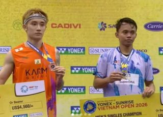 Malaysia’s Aidil Sholeh (right) shares the podium with Singapore’s Jason Teh Jia Heng after defeating him 21-16, 21-14 to win the men’s singles title at the 2026 Vietnam Open. (Photo: Vietnam Open)