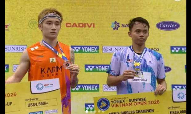 Malaysia’s Aidil Sholeh (right) shares the podium with Singapore’s Jason Teh Jia Heng after defeating him 21-16, 21-14 to win the men’s singles title at the 2026 Vietnam Open. (Photo: Vietnam Open)