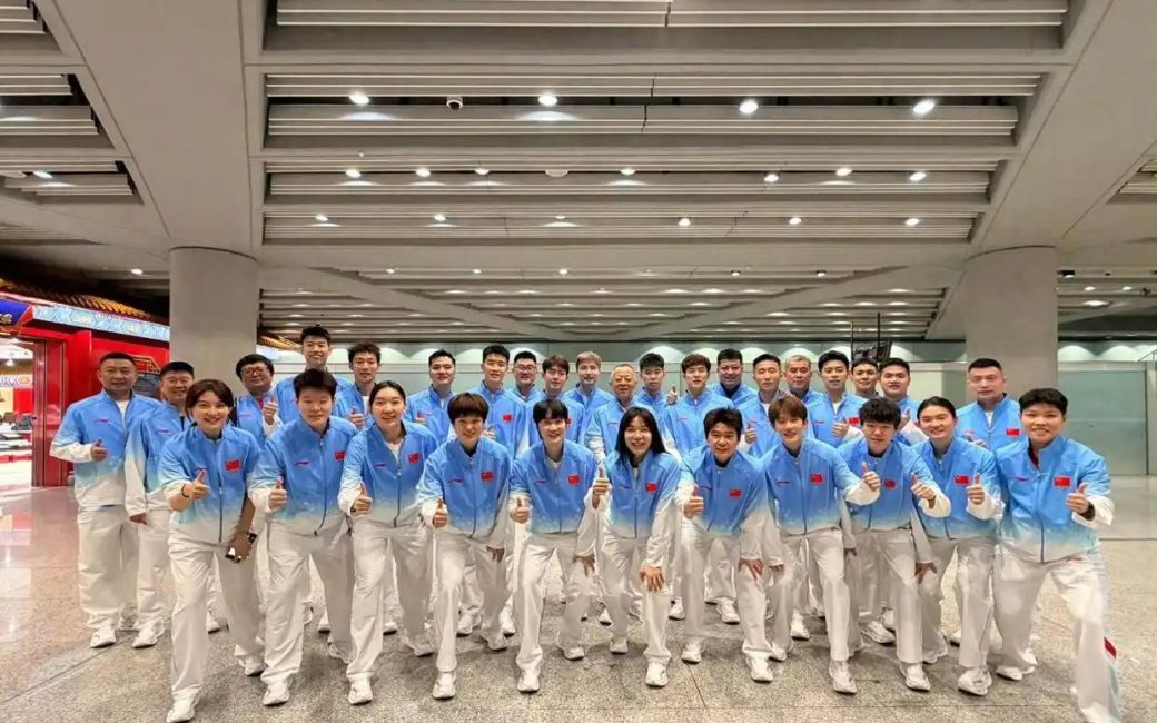 China’s badminton team shows strong spirit and confidence before departing for the 2026 Aichi-Nagoya Asian Games in Japan. (Photo: Xinhua)
