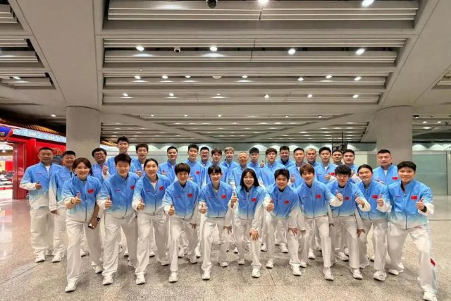 China’s badminton team shows strong spirit and confidence before departing for the 2026 Aichi-Nagoya Asian Games in Japan. (Photo: Xinhua)