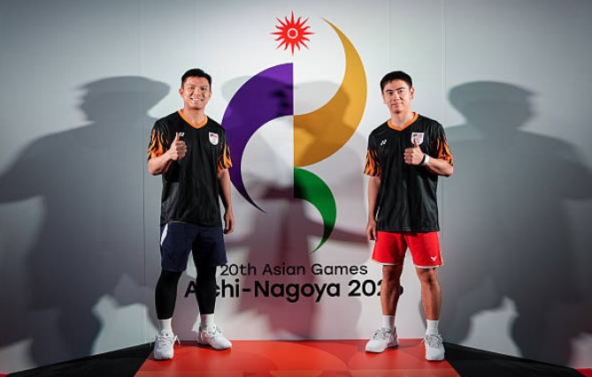Goh Sze Fei and Nur Izzuddin Rumsani flex their strength against their Mongolian opponents during Malaysia’s men’s team tie at the 2026 Aichi-Nagoya Asian Games. (Photo: Asian Games)
