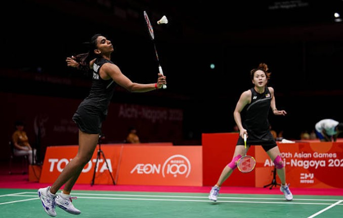 Pearly Tan and Thinaah Muralitharan made a convincing start to the 2026 Aichi-Nagoya Asian Games individual badminton competition with a straight-game victory over Indonesia’s Febi Setianingrum and Rachel Allessya Rose. (Photo: AFP)