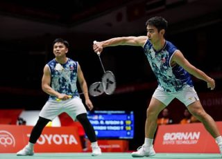 Goh Sze Fei and Nur Izzuddin continue their medal pursuit after powering into the men’s doubles quarterfinals at the Aichi-Nagoya 2026 Asian Games. (Photo: AFP)