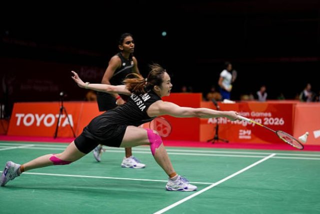 Pearly Tan and Thinaah Muralitharan face a tough semifinal test against China’s world No. 1 pair Liu Sheng Shu and Tan Ning after securing a medal at the 2026 Aichi-Nagoya Asian Games. (Photo: AFP)