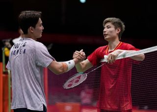 Shi Yuqi’s (R) defeat to South Korea’s Yoo Tae Bin ended China’s hopes of winning a men’s singles medal at the 2026 Aichi-Nagoya Asian Games. (Photo: AFP)