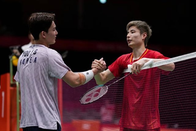 Shi Yuqi’s (R) defeat to South Korea’s Yoo Tae Bin ended China’s hopes of winning a men’s singles medal at the 2026 Aichi-Nagoya Asian Games. (Photo: AFP)
