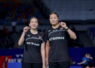 Malaysia’s Low Zi Yu and Genevie Lim celebrate becoming the country’s first girls’ doubles champions at the 2026 BWF World Junior Championships in Cairo. (Photo: BAM)