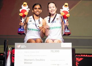 Malaysia’s Pearly Tan and Thinaah Muralitharan celebrate winning the 2026 Denmark Open women’s doubles title after defeating Hinata Suzuki and Nao Yamakita 21-18, 21-11. (Photo: AFP)
