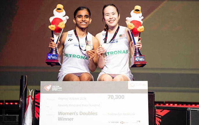 Malaysia’s Pearly Tan and Thinaah Muralitharan celebrate winning the 2026 Denmark Open women’s doubles title after defeating Hinata Suzuki and Nao Yamakita 21-18, 21-11. (Photo: AFP)