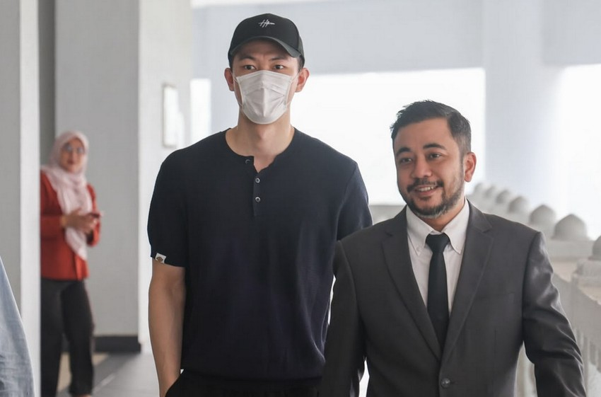 Lee Zii Jia arrives at the Kuala Lumpur High Court with his lawyer before mediation that led to a settlement with his family over LZJ Management. (Photo: Bernama)