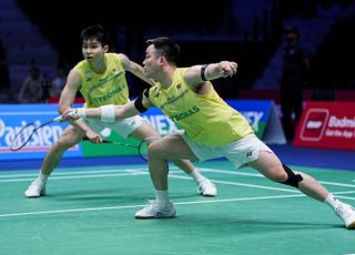 Malaysia's Aaron Chia and Soh Wooi Yik advance to the 2026 French Open men's doubles round of 16 after defeating China's He Ji Ting and Ren Xiang Yu 21-15, 21-19 in Paris. (Photo: AFP)