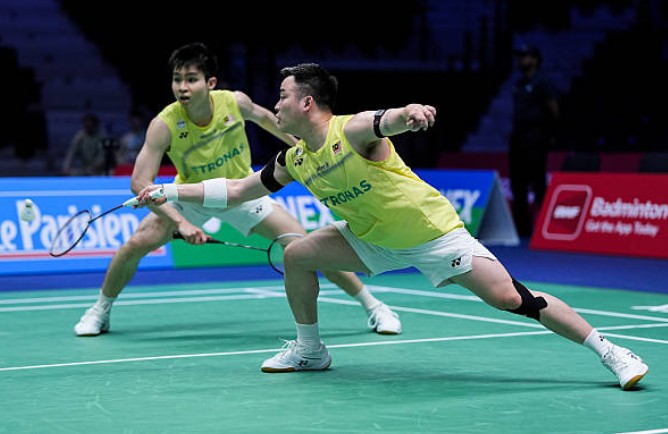Malaysia's Aaron Chia and Soh Wooi Yik advance to the 2026 French Open men's doubles round of 16 after defeating China's He Ji Ting and Ren Xiang Yu 21-15, 21-19 in Paris. (Photo: AFP)