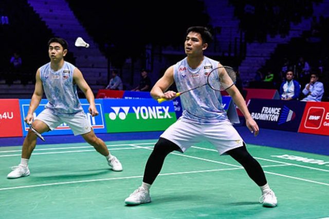 Malaysia's Goh Sze Fei and Nur Izzuddin celebrate their 21-15, 21-18 quarterfinal victory over South Korea's world No. 1 pair Kim Won Ho and Seo Seung Jae at the 2026 French Open in Paris. (Photo: AFP)