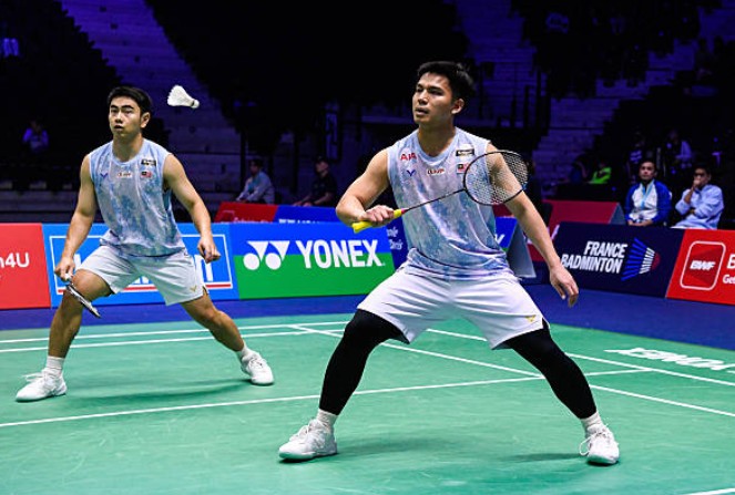 Malaysia's Goh Sze Fei and Nur Izzuddin celebrate their 21-15, 21-18 quarterfinal victory over South Korea's world No. 1 pair Kim Won Ho and Seo Seung Jae at the 2026 French Open in Paris. (Photo: AFP)