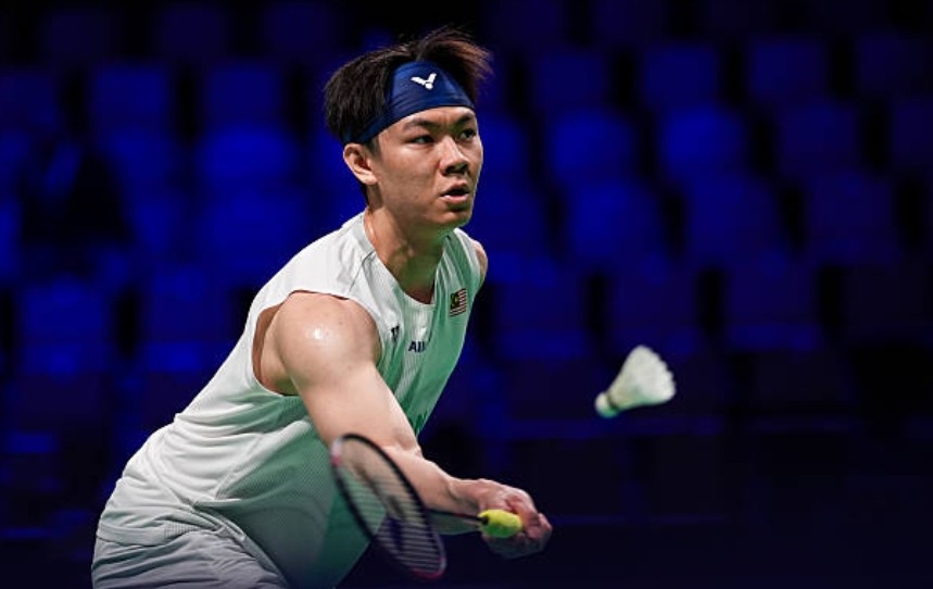 Malaysia's Lee Zii Jia battles Japan's Kodai Naraoka in the second round of the 2026 HYLO Open in Saarbrücken, Germany. Despite struggling with illness, Lee pushed the world No. 9 to three games before losing 21-11, 13-21, 14-21. (Photo: AFP)