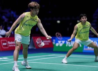 Malaysia's Aaron Tai and Yap Roy King celebrate their 22-20, 21-19 victory over Indonesia's Sabar Karyaman Gutama and Moh Reza Pahlevi Isfahani in the second round of the 2026 HYLO Open in Saarbrücken, Germany. (Photo: AFP)